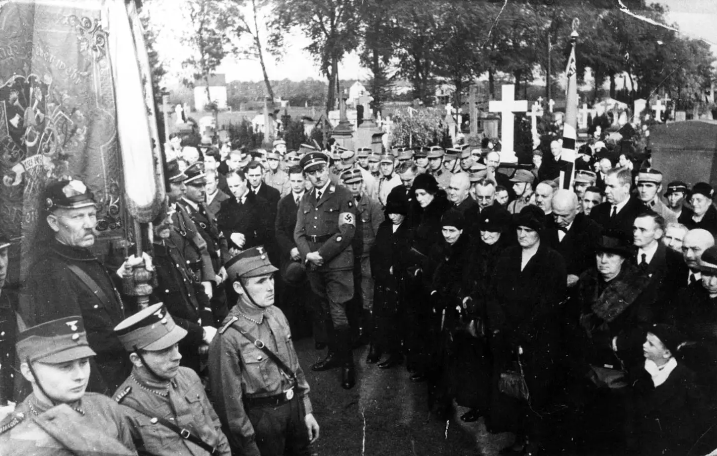 Angehörige der NSDAP-Ortsgruppe Weisenau auf dem Alten Friedhof in Weisenau, Allerheiligen um 1935
