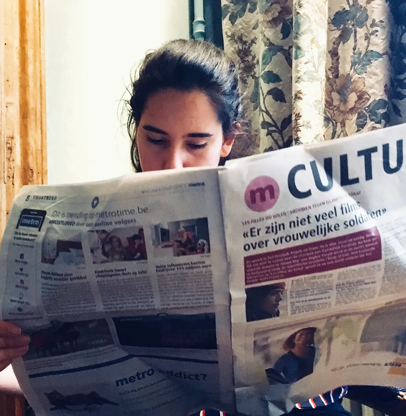 Die Autorin liest eine niederländische Zeitung
