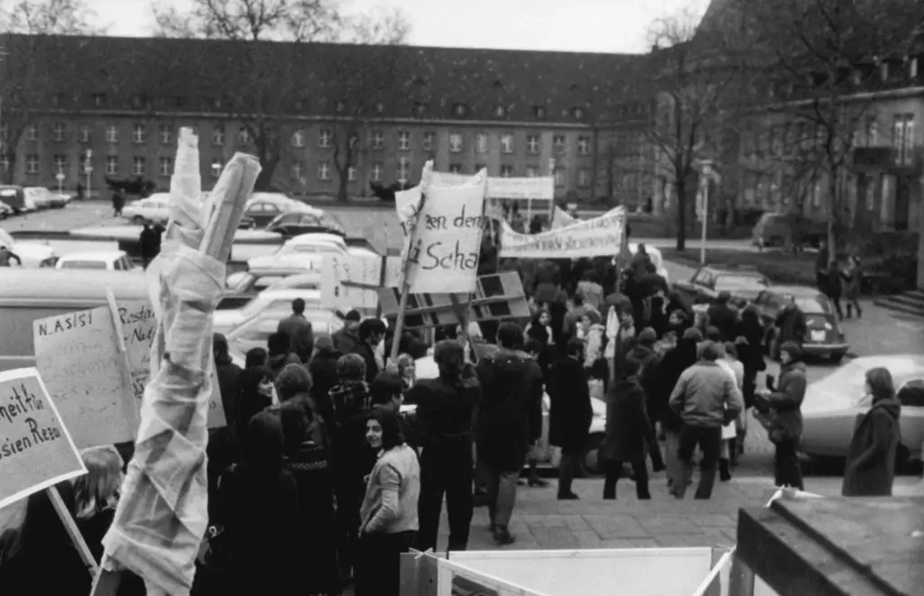 Demonstrationen gegen Schah im Forum der Universität