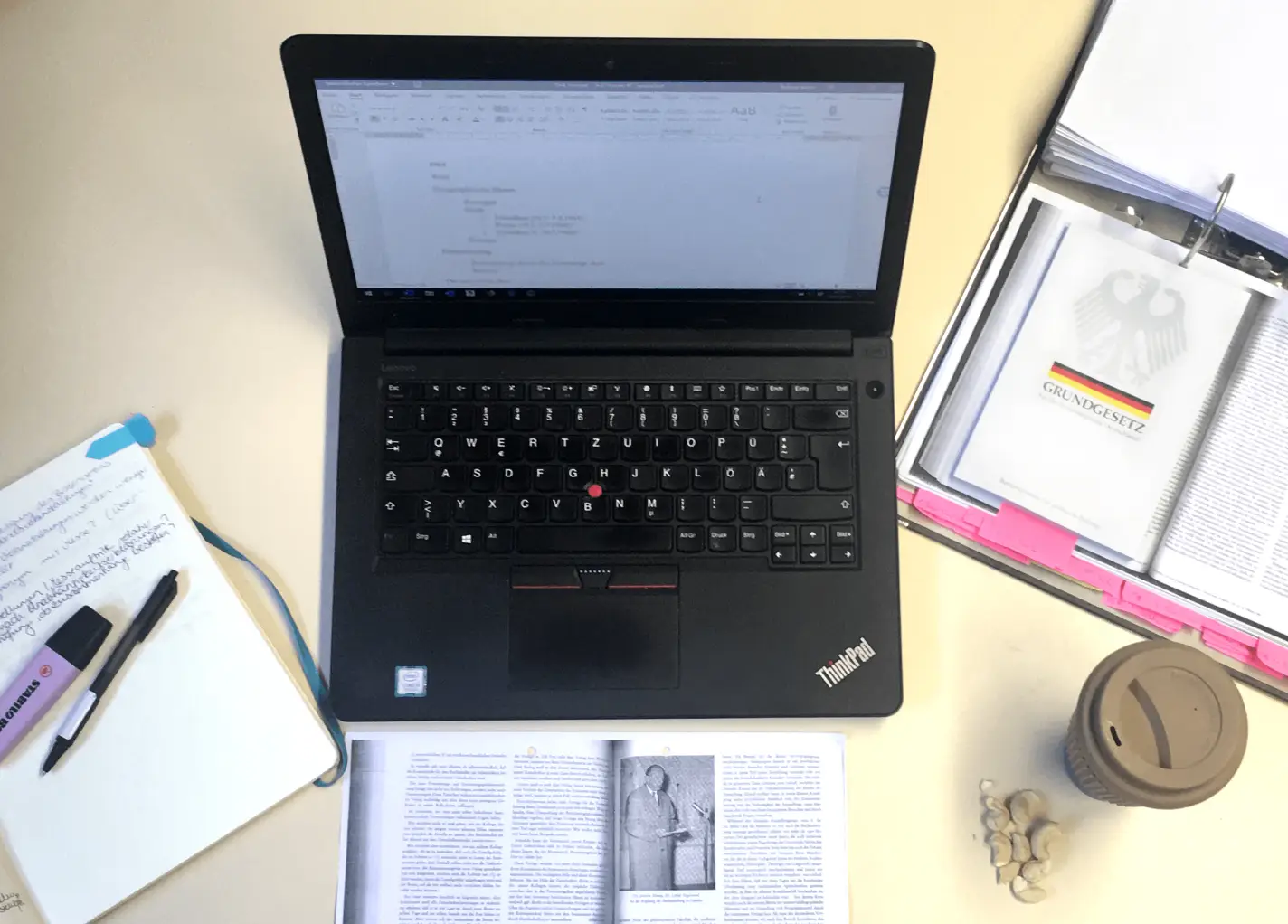 Arbeitsplatz mit Laptop