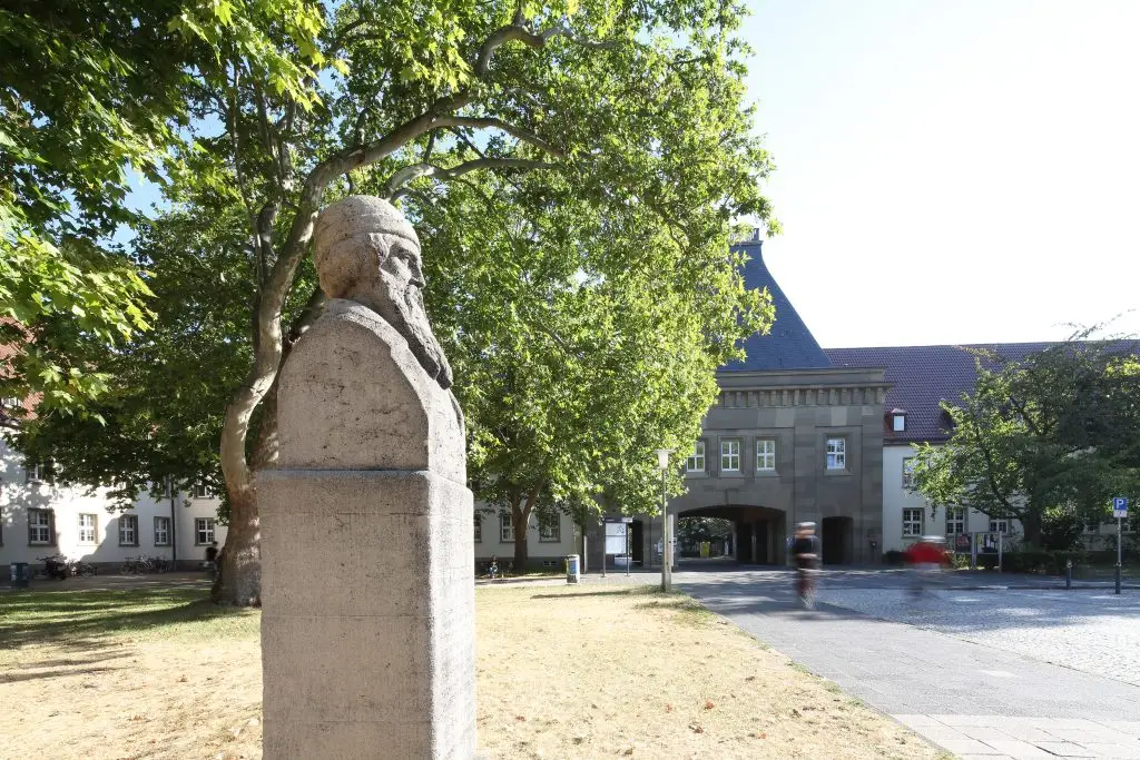 Gutenberg-Büste im Forum der Universität