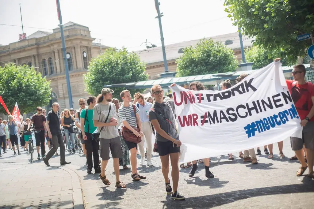 Menschen bei Demonstration am Mainzer Hauptbahnhof