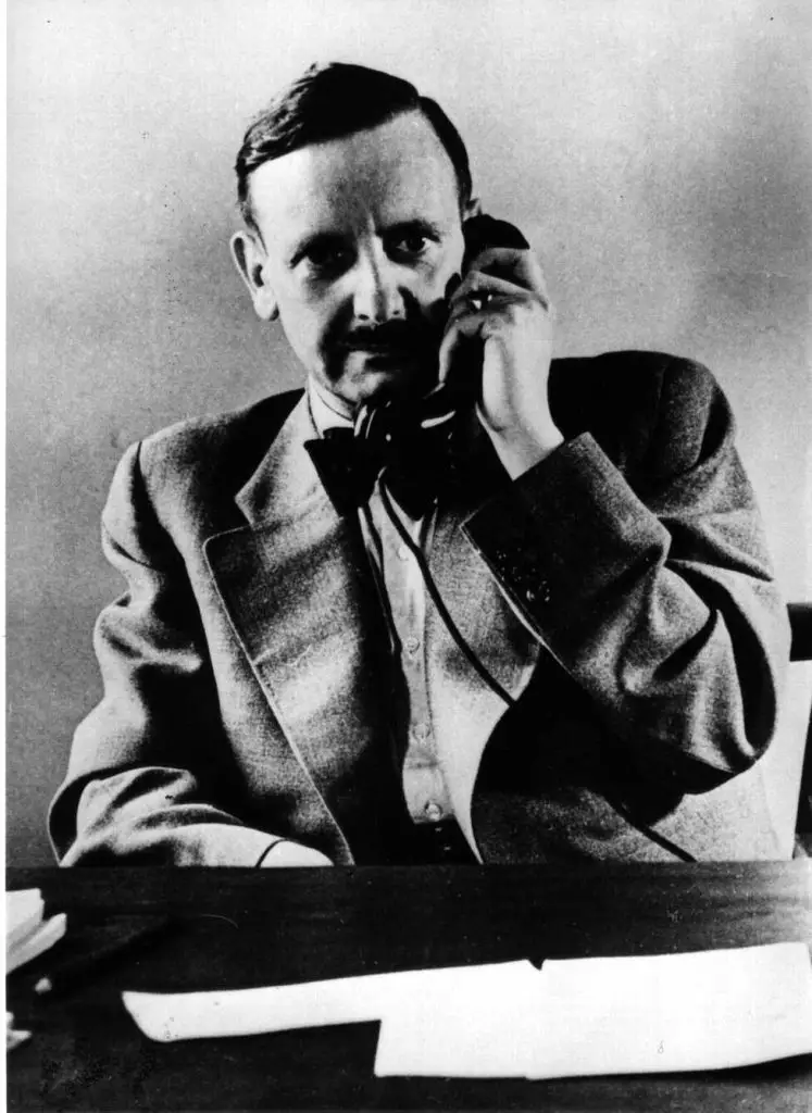 Kurator Eichholz am Telefon
