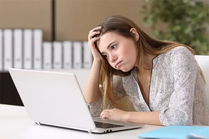 Studentin starrt verzweifelt auf ihr Laptop