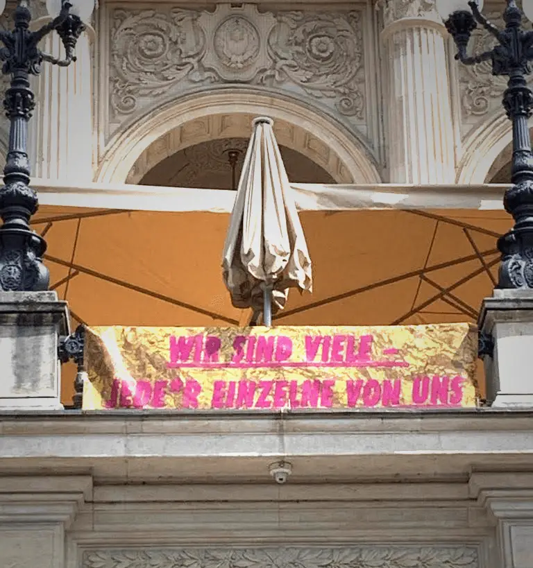 Protestbanner mit Aufschrift Wir sind viele