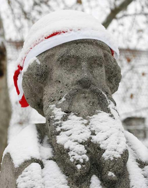 Gutenberg-Büste im Forum der JGU mit Schnee bedeckt