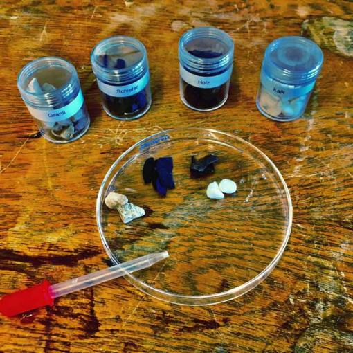 Gesteinsproben und eine Pipette