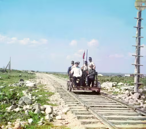 Auf einer Draisine außerhalb von Petrozavodsk entlang der Murmansker Eisenbahnlinie