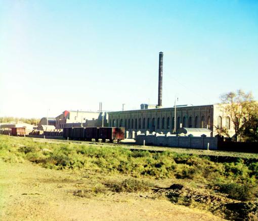 Eisenbahngleise und Waggons vor einer Fabrik