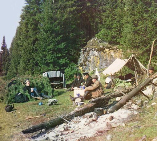 Nachtlager an einem Felsen am Ufer des Flusses Čusovaja im westlichen Uralgebirge