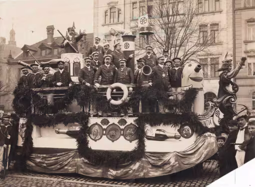 Der Kreuzer „Moguntia“ mit Staatsbesetzung des Mainzer Karnevalsvereins