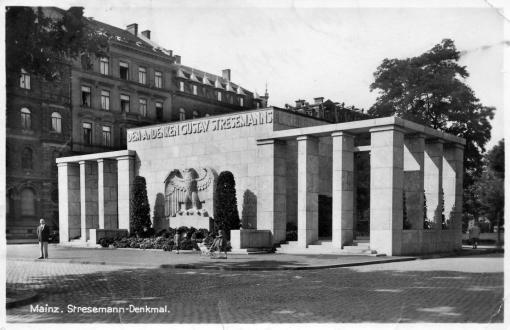 Auf diesem Foto befindet sich das Denkmal noch in einem guten Zustand. Nur etwa fünf Jahre sollte es existieren
