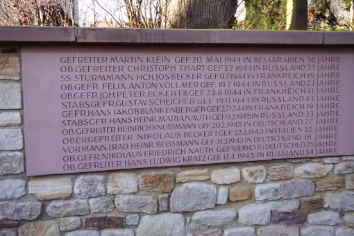 Sandsteintafel mit Nennung des SS-Sturmmannes