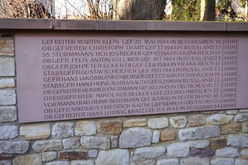 Sandsteintafel mit Nennung des SS-Sturmmannes