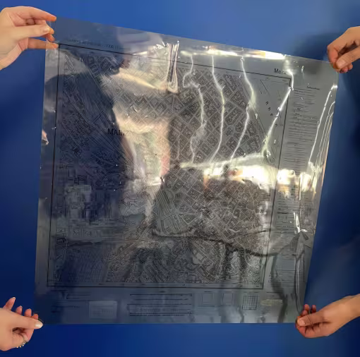Transparente Karte vor blauem Hintergrund