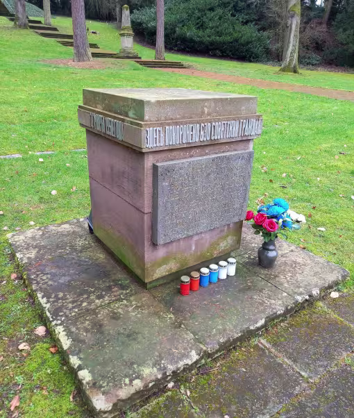 Würfelförmige Denkmaltypus auf dem Koblenzer Hauptfriedhof