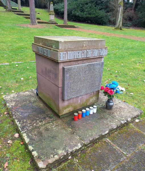 Würfelförmige Denkmaltypus auf dem Koblenzer Hauptfriedhof