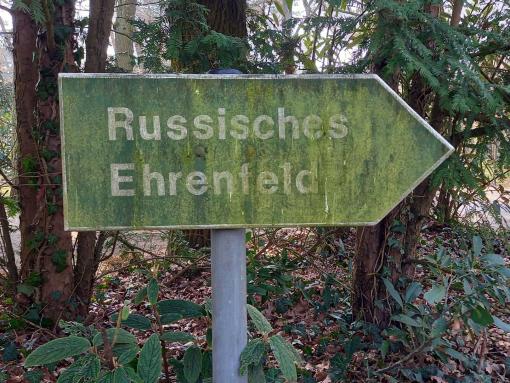 Ein Wegweiser auf dem Mombacher Waldfriedhof zum „Russischen Ehrenfeld“