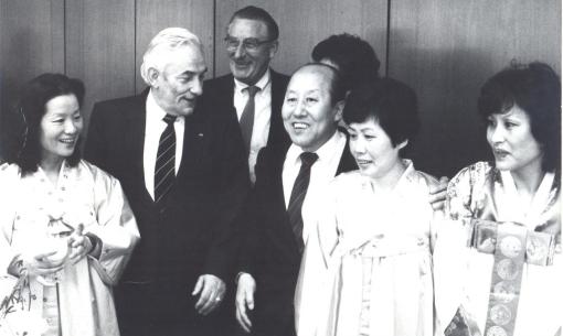 Dr. Lee mit Krankenschwestern