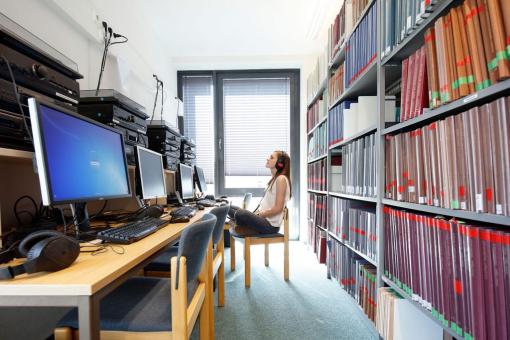 Studentin an Audio-Arbeitsplatz
