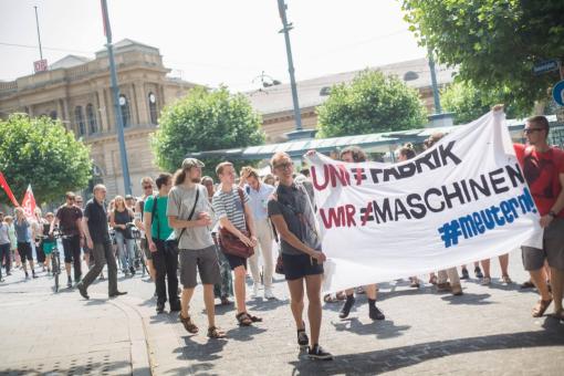 Menschen bei Demonstration am Mainzer Hauptbahnhof