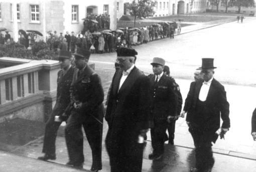 Einzug der Ehrengäste bei der Eröffnung der Universität 1946