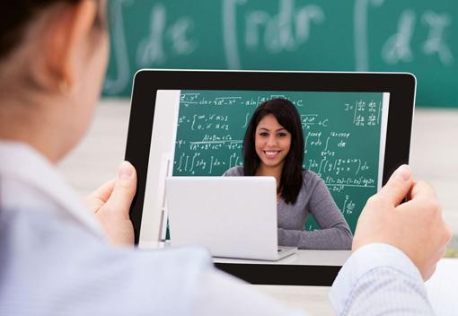 Frau hält Tablet, auf dem ein Vortrag läuft