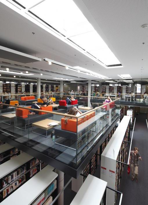 Leseinsel mit Sofas im Bibliotheksbereich Georg Forster-Gebäude