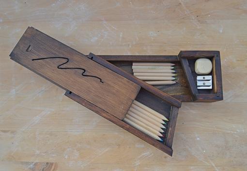 Holzkästchen mit Buntstiften, Radierer und Anspitzer