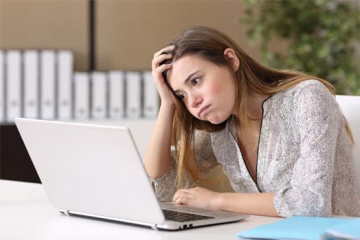 Studentin starrt verzweifelt auf ihr Laptop