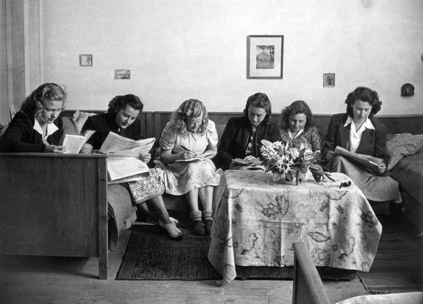 Image matching this topic Studentinnen im Wohnheim, 50er Jahre